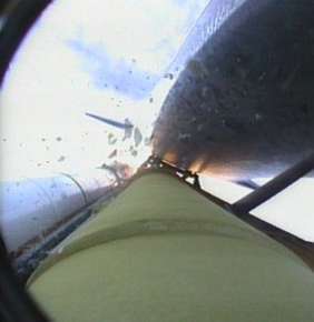 Astronautas buscam danos no nibus espacial aps decolagem