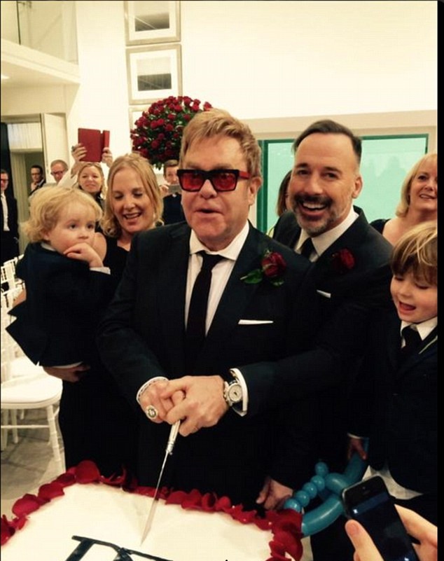 Elton John e David Furnish se casam na Gr-Bretanha