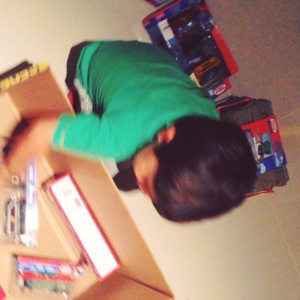 Juliana Paes ajuda o filho a separar brinquedos para doao