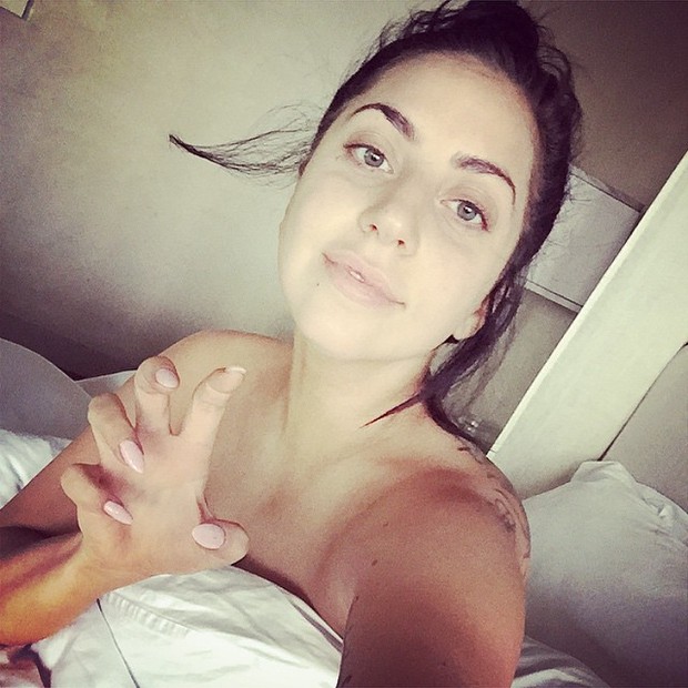 Lady Gaga faz selfie sem maquiagem: 