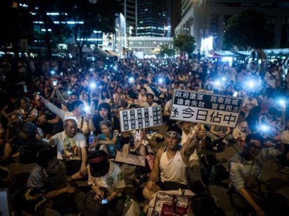 Polcia de Hong Kong remove manifestantes pr-democracia