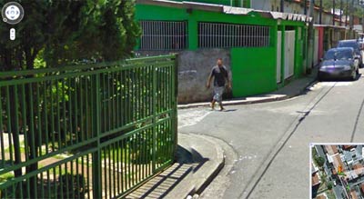 Google Street View flagra homem armado andando em rua de SP