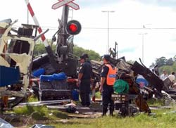 Choque de trem com nibus deixa pelo menos 18 mortos e 47 fe
