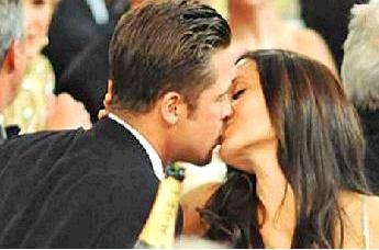 Brad Pitt e Angelina Jolie com romantismo durante premiao