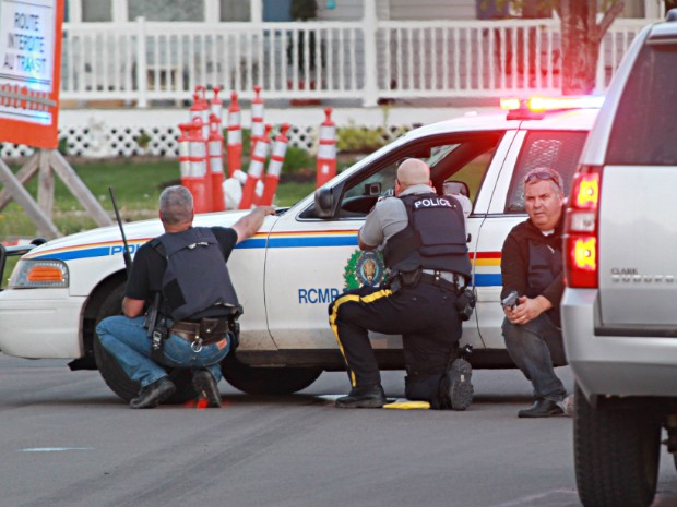 Polcia busca homem armado que matou trs policiais no Canad