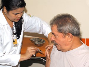 Lula toma vacina contra a gripe em So Bernardo do Campo