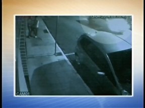 Polcia divulga imagens do momento em que carro arrasta mulher em SC