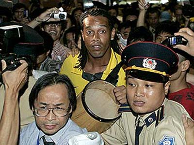 Na chegada ao Vietn, Ronaldinho  festejado 