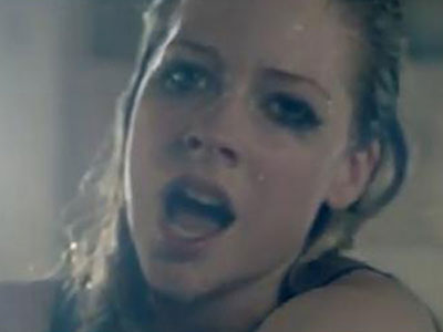 Avril Lavigne chora em banheira no clipe de 