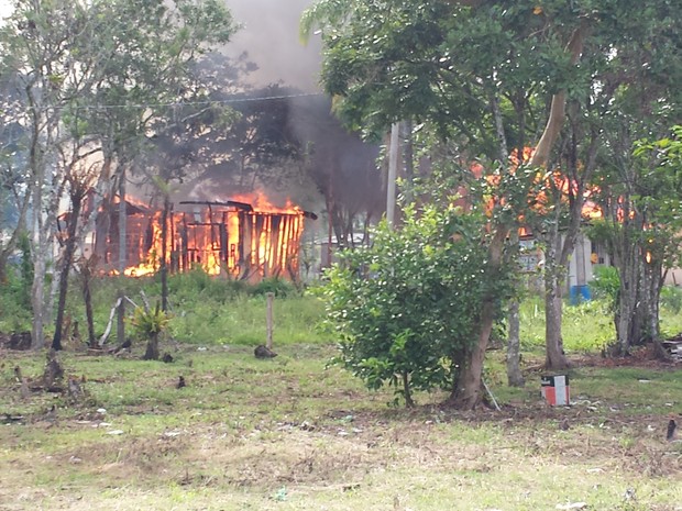 Famlias colocam fogo nas prprias casas durante desapropria