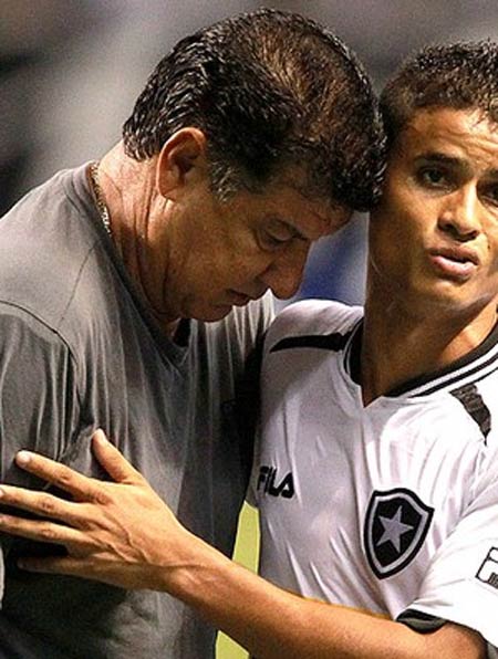 Joel Santana pede demisso e deixa o Botafogo. Adilson Batista na mira